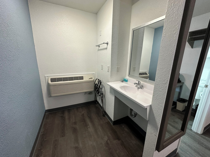 Bathroom 4, Sands Motel, Alameda