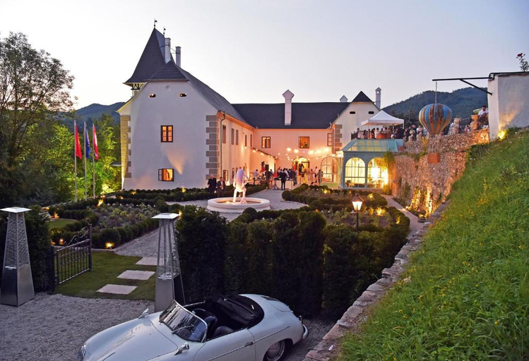 Exterior & Views