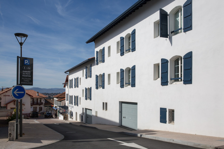 Exterior & Views 30
