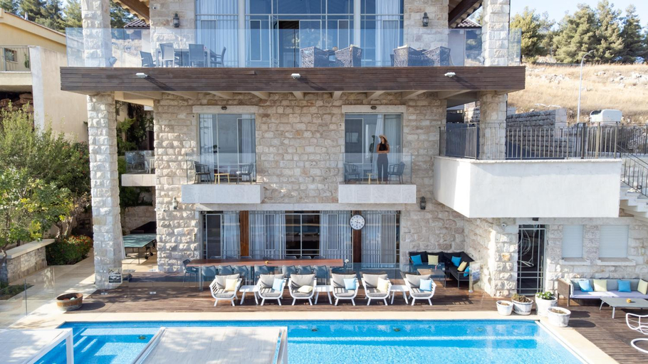 Others 4, Chateau Glili