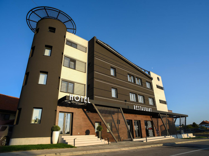 Exterior & Views