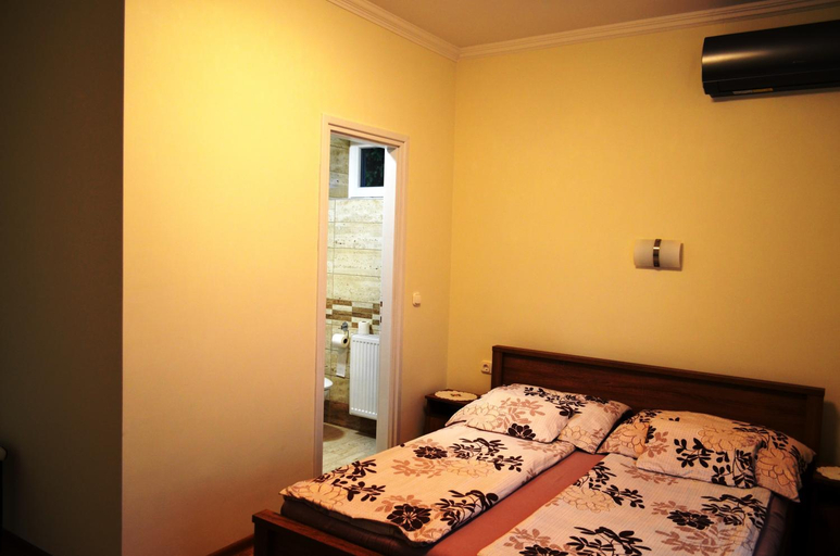 Bedroom 2, Henrietta - Violetta Apartman, Hajdúszoboszló