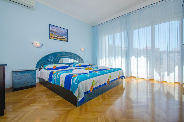 Others 3, Apartments Maslina, Okrug