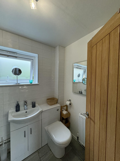 Bathroom, Stroud's Golden Valley 2-bedroom Apartment Retreat, Gloucestershire