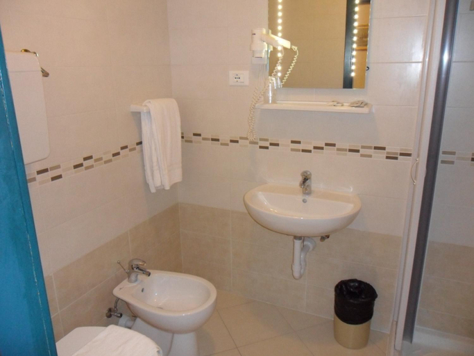 Bathroom 5, Hotel Rialto, Trento