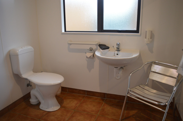 Bathroom 3, Dunedin Holiday Park & Motels, Dunedin