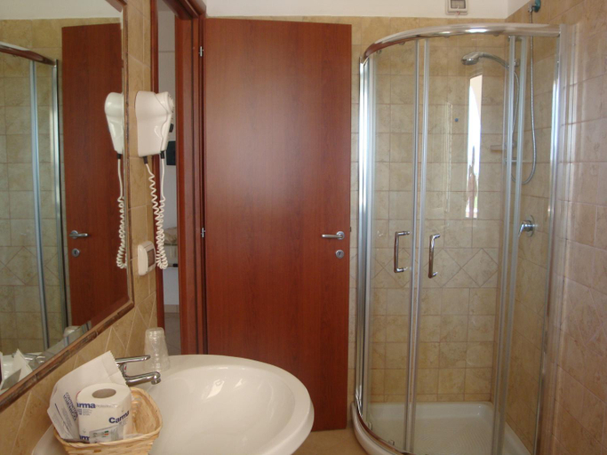 Bathroom 3, Hotel Maggiore, Foggia