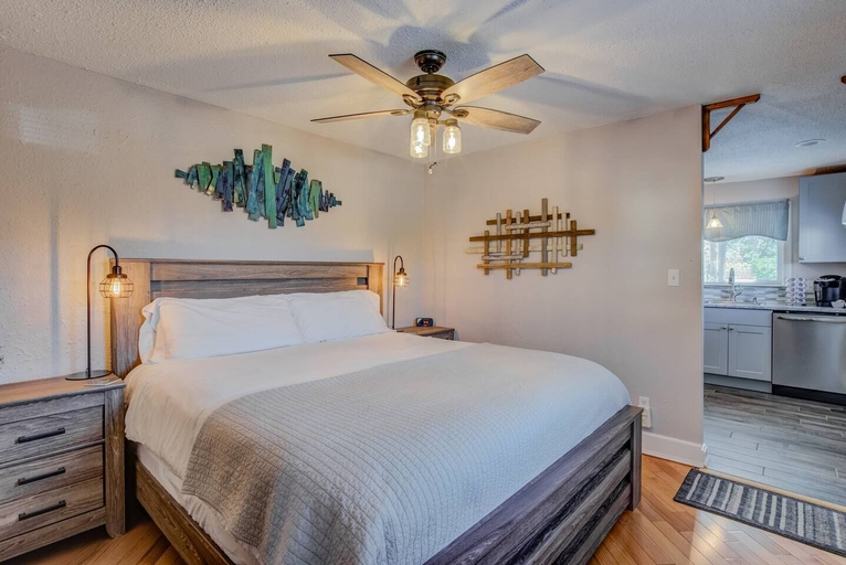 Bedroom 3, Craft Brewery Perfection! Charming & Dog-friendly, El Paso