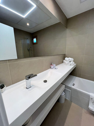 Bathroom, Intempo up to 6 by Leo Apartments, Alicante