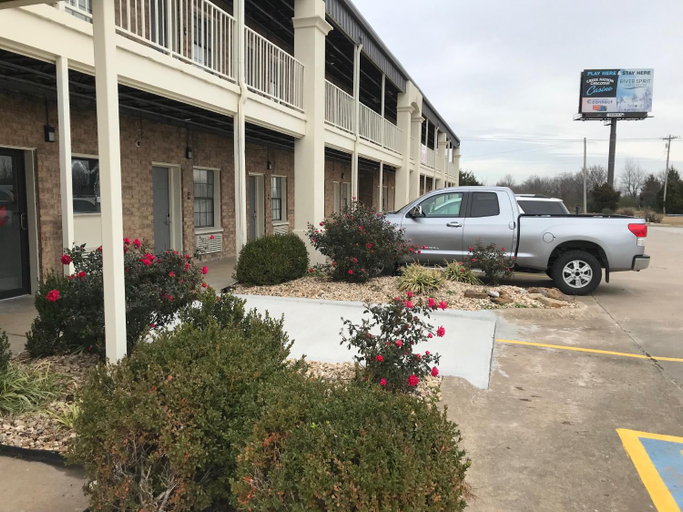 Others 4, Walnut Inn - Checotah, McIntosh