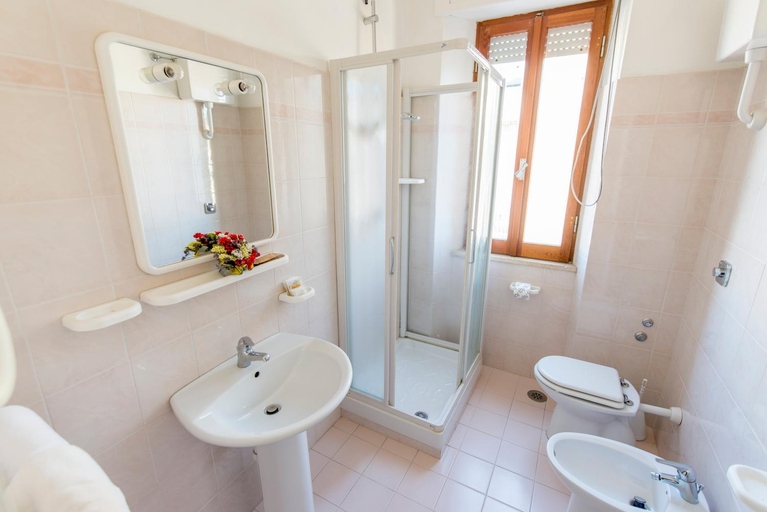 Bathroom, Hotel International, Teramo