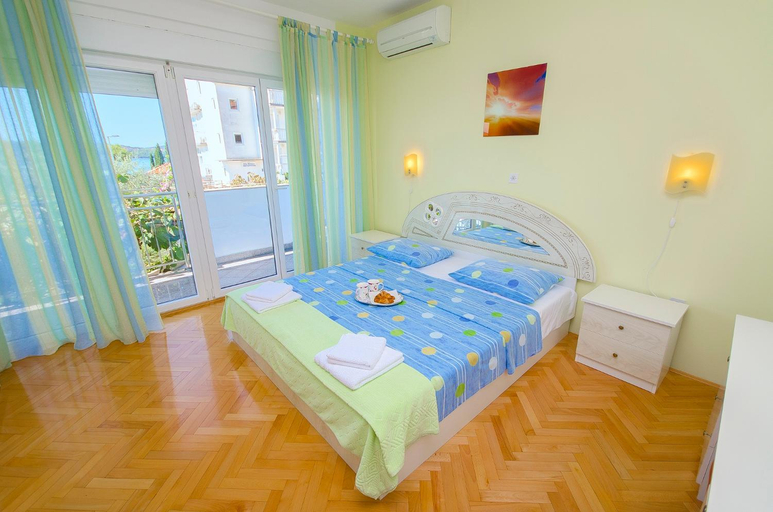 Others 2, Apartments Maslina, Okrug