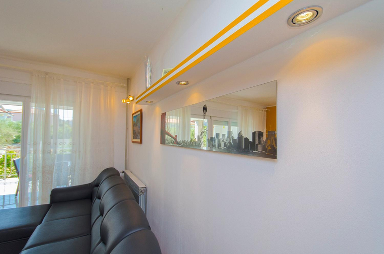 Others 4, Apartments Maslina, Okrug