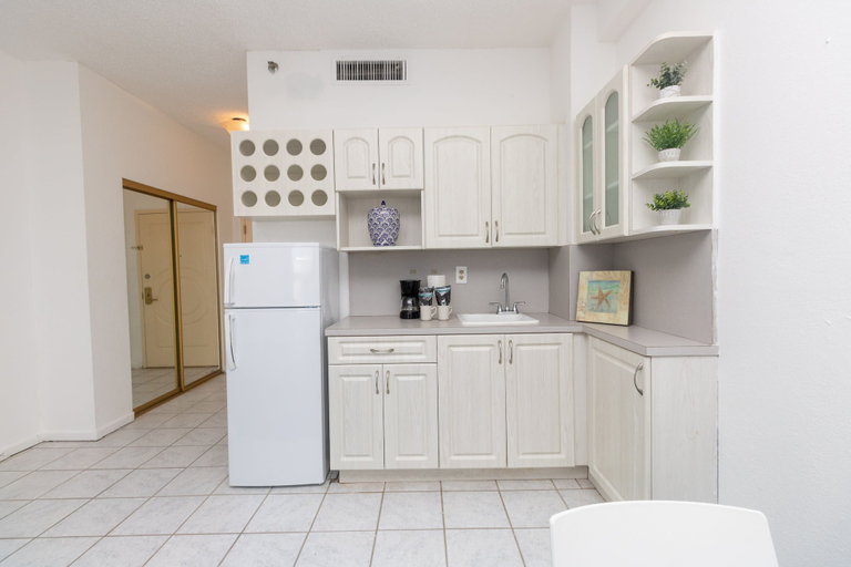 Others 5, 306 Studio Hollywood Beach, Broward