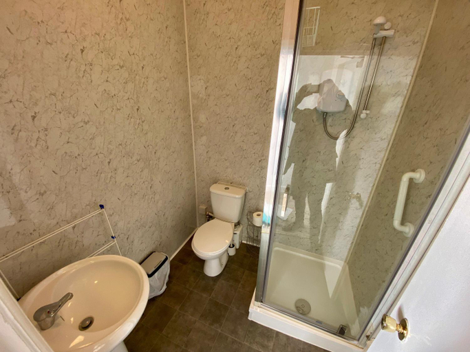 Bathroom 3, Beaconsfield Holiday Apartments, East Riding of Yorkshire