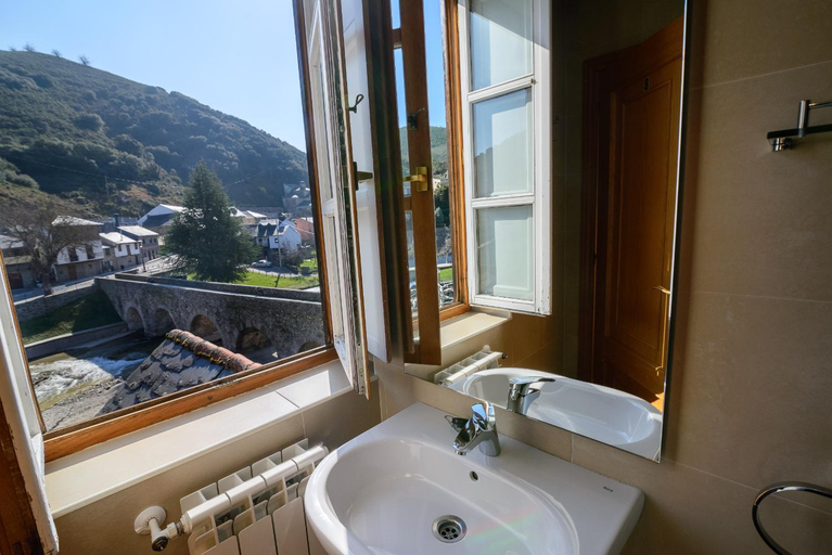 Bathroom 5, Hostal El Palacio, León