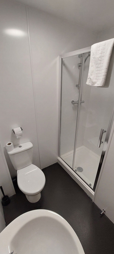 Bathroom 5, The Cotteridge Inn, Birmingham