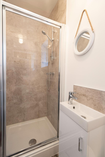 Bathroom 5, Southsea Studios - Luxury Seaside Apartments, Portsmouth