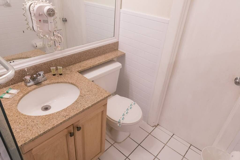 Bathroom 3, 778 Studio Apartment Hollywood, Broward