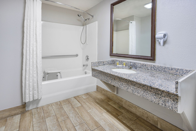 Bathroom 5, Days Inn by Wyndham Barnwell, Barnwell