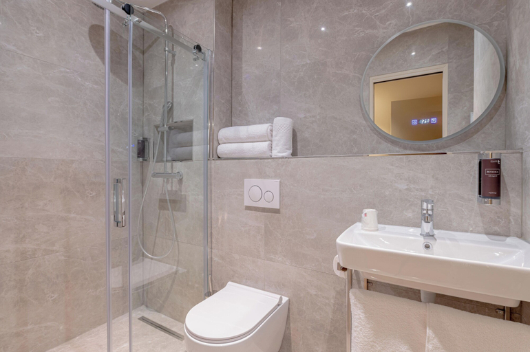 Bathroom 5, Grand Hôtel Senia, Val-de-Marne