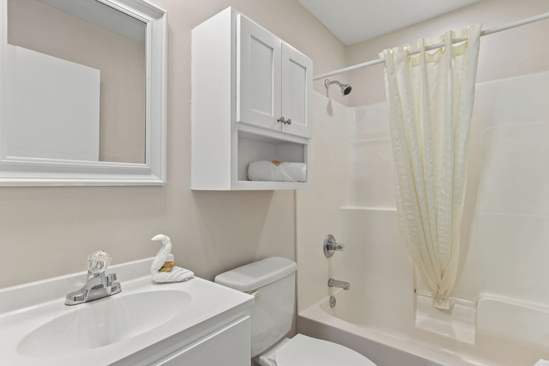 Bathroom 3, Sandpiper Beacon Beach Resort, Bay