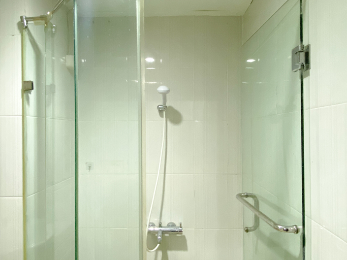 Bathroom 5, Spacious and Restful 1BR Tamansari Semanggi Apartment By Travelio, Jakarta Selatan