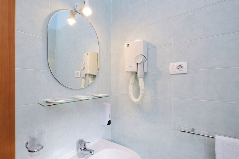 Bathroom 4, Albergo della Posta, Rome