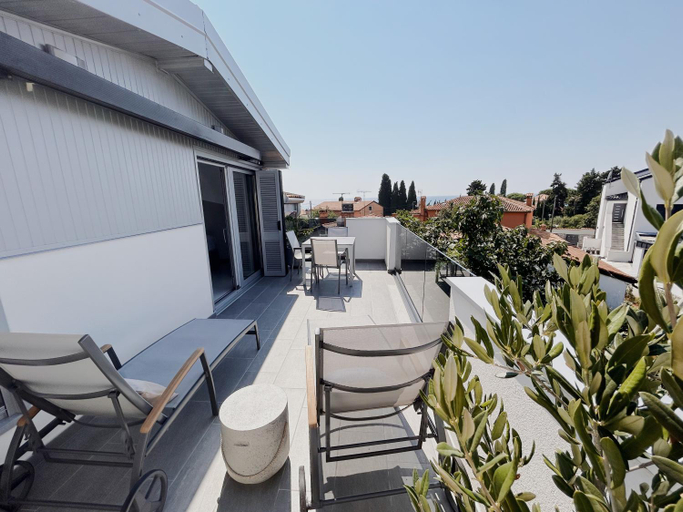 Others 4, Sunny House, Umag