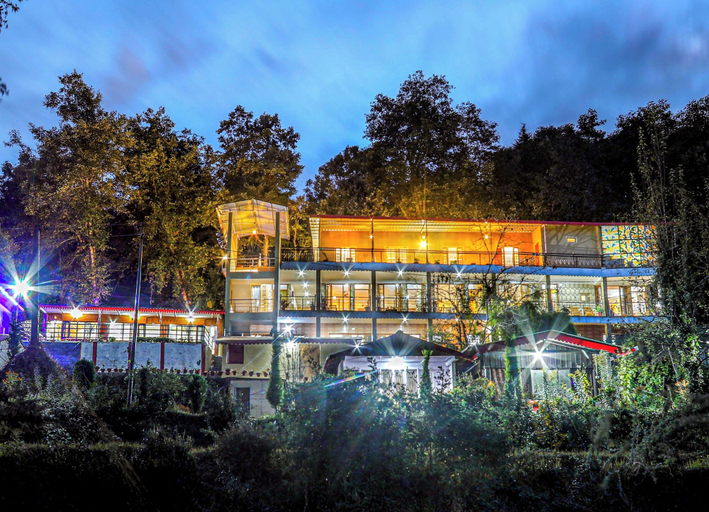 Exterior & Views