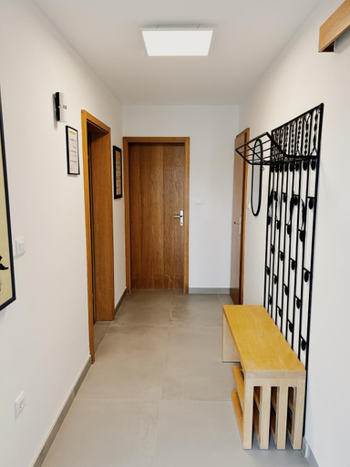 Others 3, Sunny House, Umag