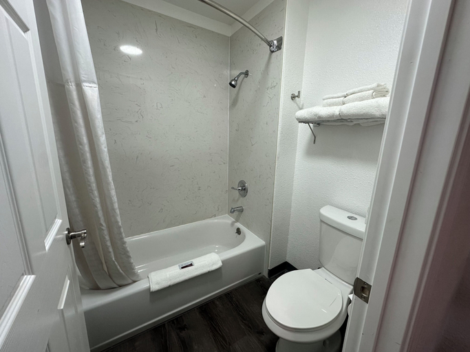 Bathroom 5, Sands Motel, Alameda