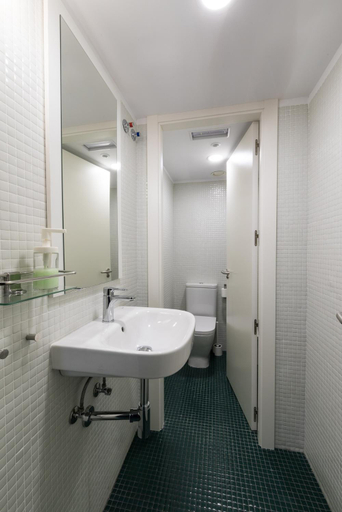 Bathroom 2, GLOBETROTTER HOSTEL, by Albany, León