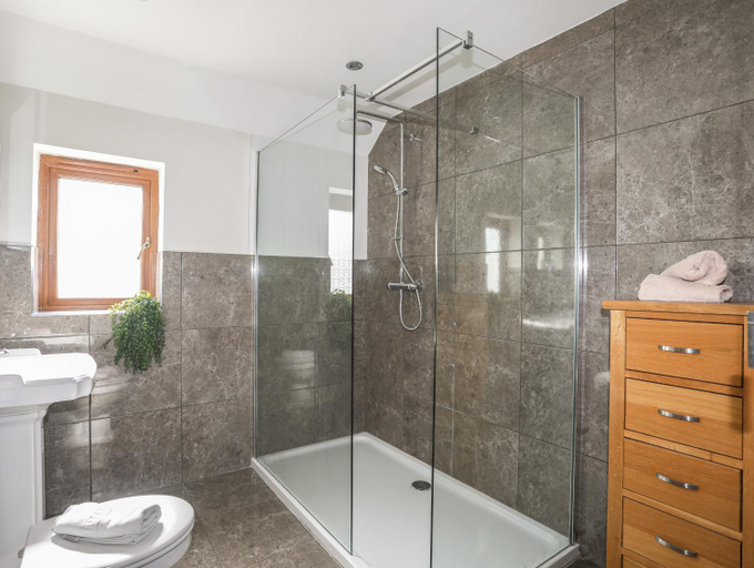 Bathroom 3, Long Cottage, Anglesey