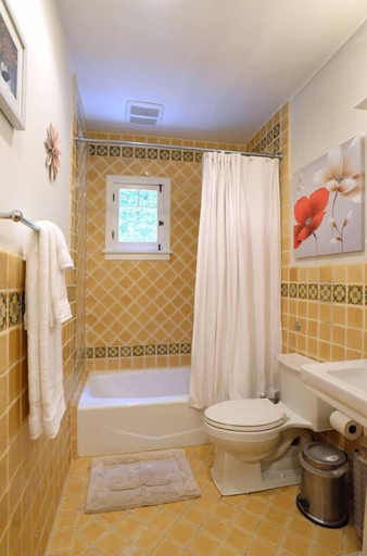 Bathroom 4, Ethnic Vibes in Weho Melrose - Walk To Everywhere, Los Angeles