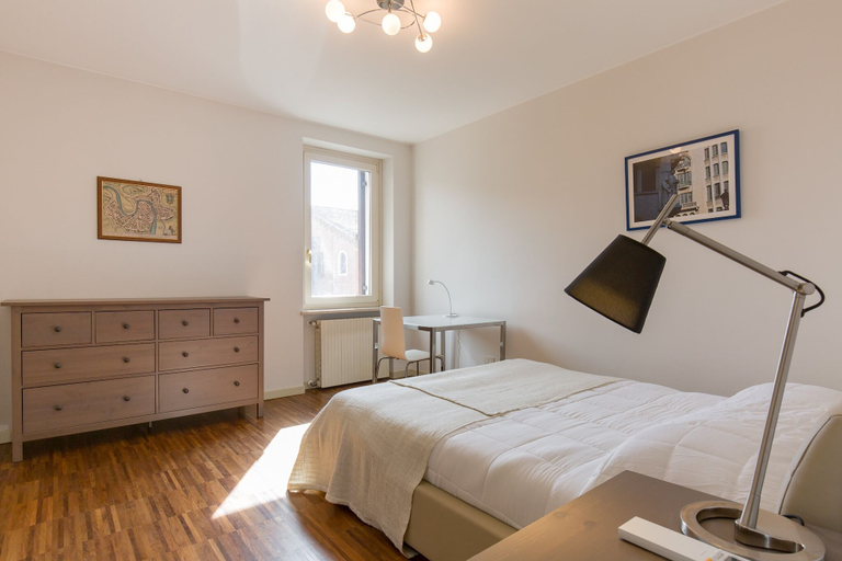 Bedroom 3, Point of View, Verona