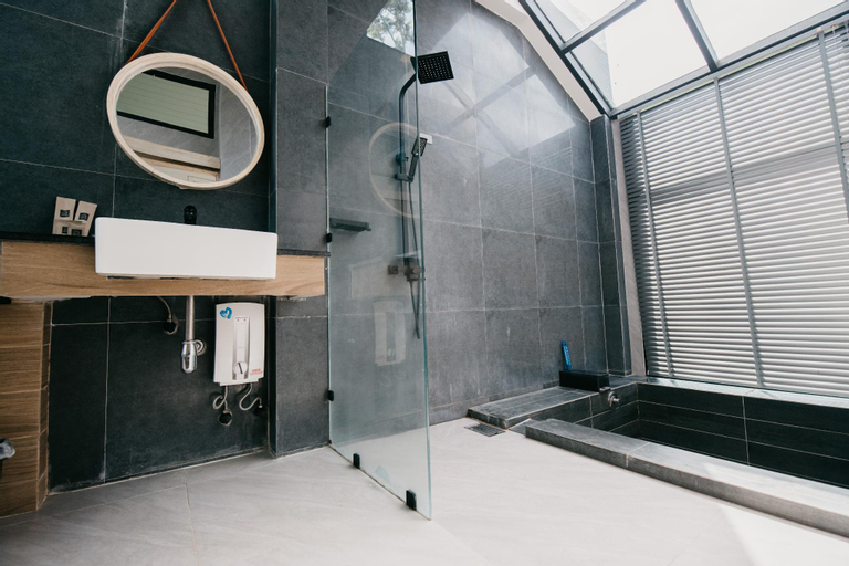 Bathroom 18