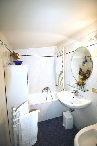 Bathroom 4, Torre del Campo, Siena