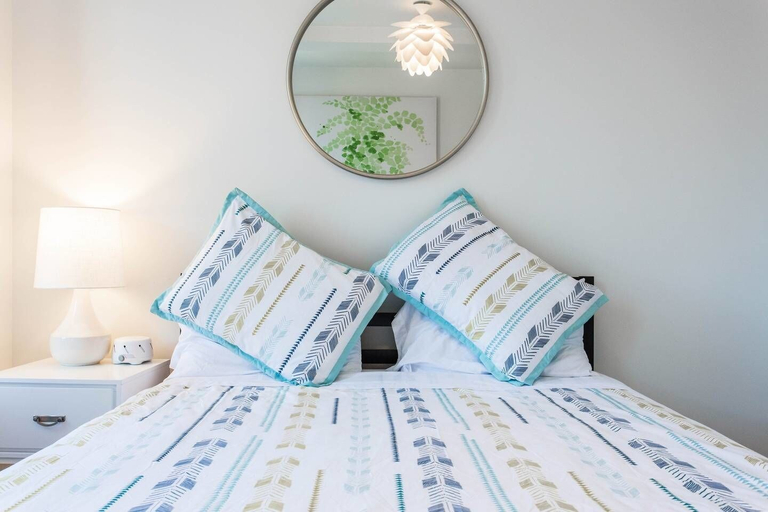 Bedroom 1, Juniper Mist - Modern 1 Bdr in Downtown, Cook