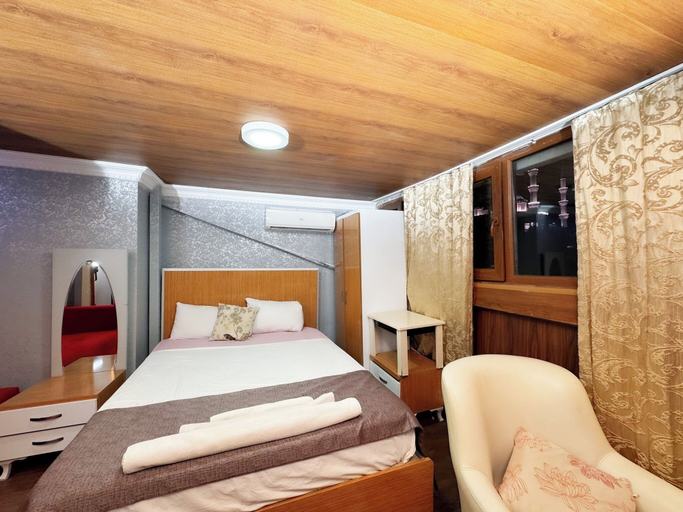 Bedroom 2, The New Season Apart, Fatih