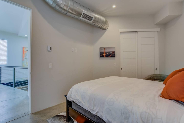 Bedroom 2, 3BR Modern Marveldowntown Customprivate Balcony, El Paso