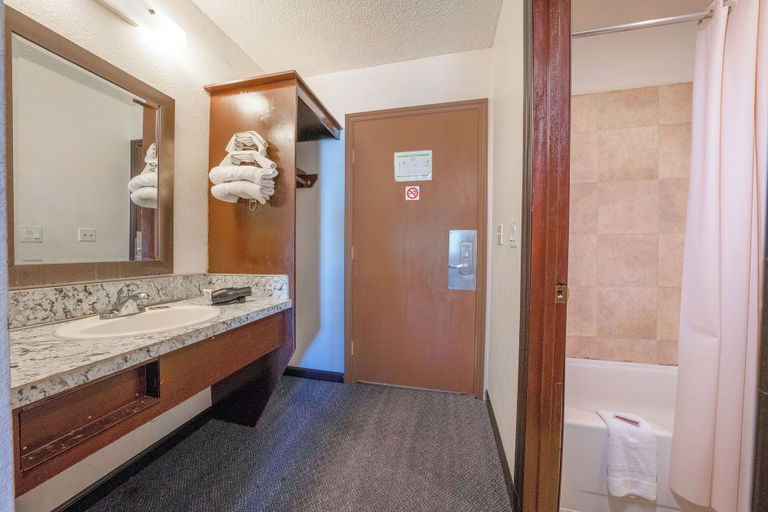 Bathroom 4, Unicorn Inn by OYO Portland, Multnomah