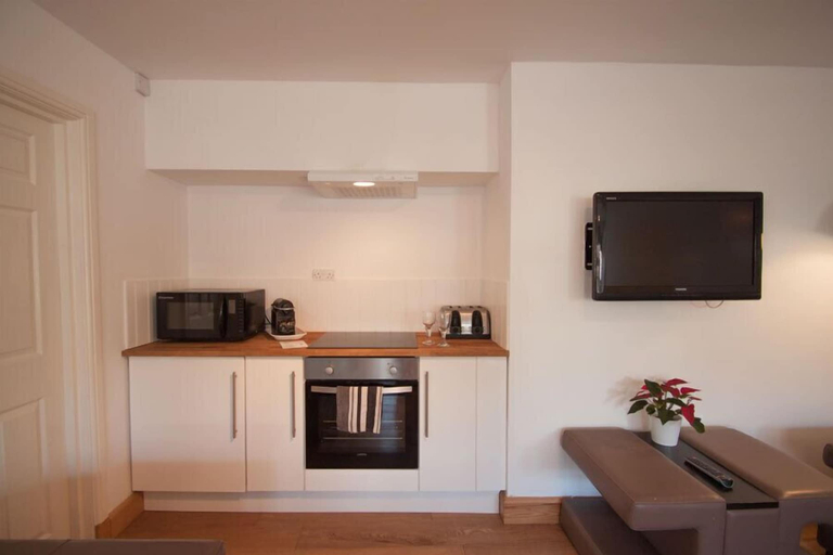 Others 4, Just B - Apartment 4, Devon