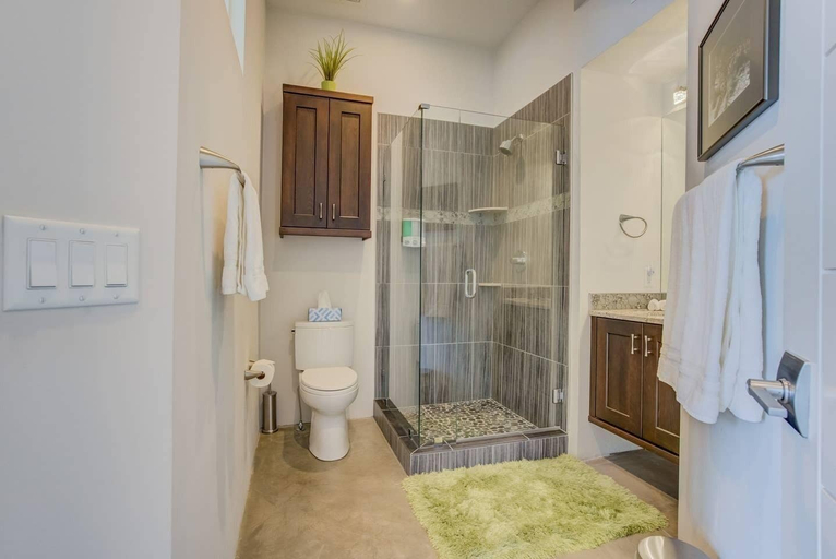 Bathroom 3, 3BR Modern Marveldowntown Customprivate Balcony, El Paso
