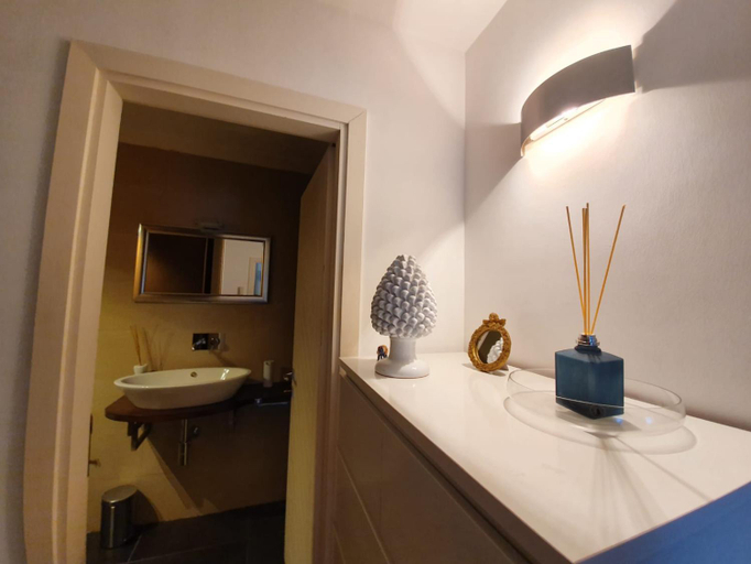 Bathroom 2, home sweet home sea, Palermo