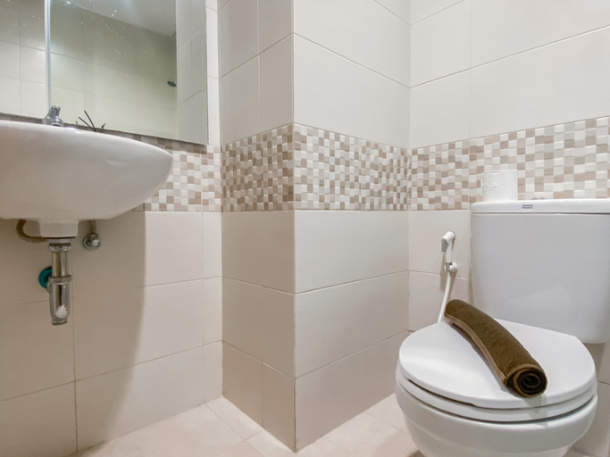 Bathroom 5, Spacious and Comfort 2BR Tamansari Iswara Apartment By Travelio, Bekasi