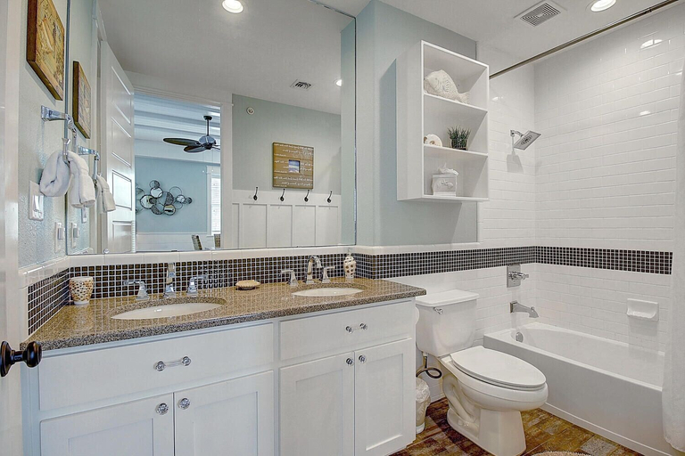 Bathroom 4, C Side TC 1208, Nueces