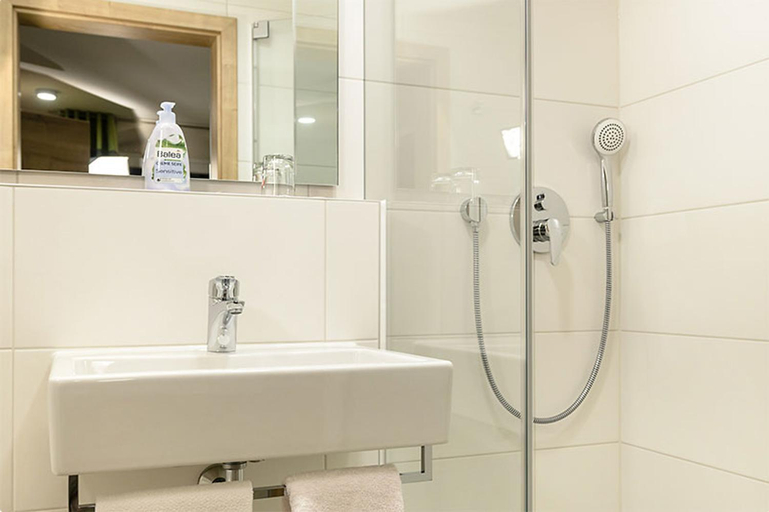 Bathroom, Landgasthof Zur Sonne, Donau-Ries