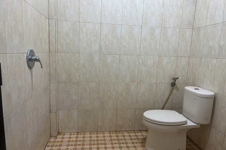 Bathroom, Hotel O Anda Kost 2 Near Lapangan Syech Yusuf Discovery, Gowa