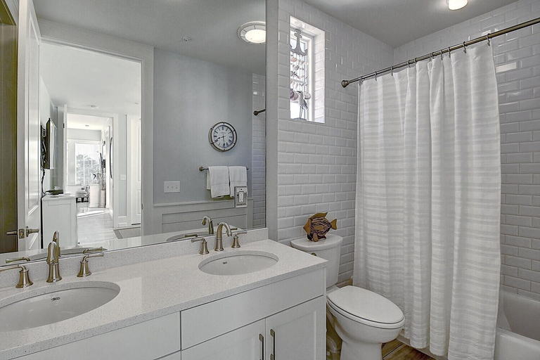 Bathroom 4, Leighzy Waves TC 10205, Nueces